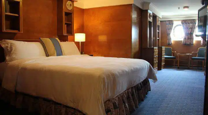 Una cama individual en una habitación de hotel