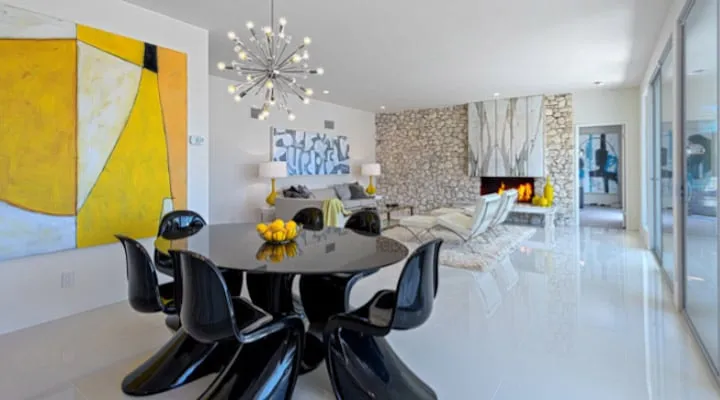 Rennick-House Una habitación llena de muebles y un gran ventanal