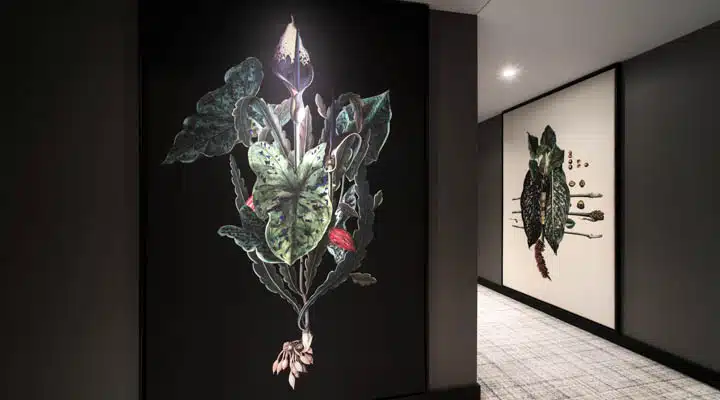 RiveRoshan_Spinoza_Corridor_Artworks_10_PhotoThomasFasting-720x400 Un jarrón con una flor en una habitación oscura