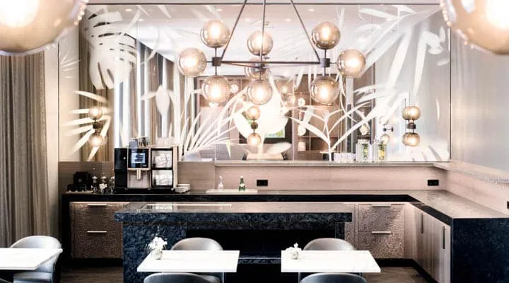 RiveRoshan_Spinoza_VIPlounge_Overview_PhotoThomasFasting-720x400 Una habitación llena de muebles y un lavabo