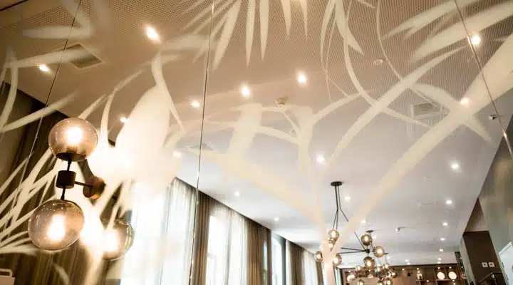 RiveRoshan_Spinoza_VIPlounge_detail_PhotoThomasFasting-720x400 Un reloj colgado del techo