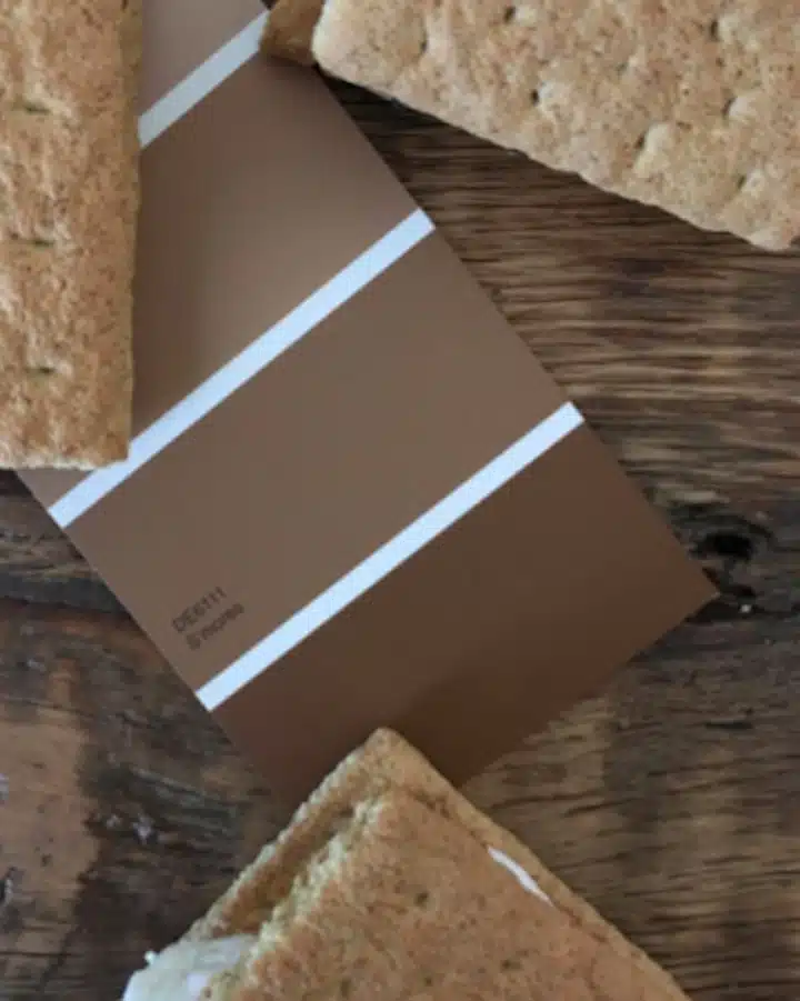 S_mores Un trozo de pan sobre una mesa de madera