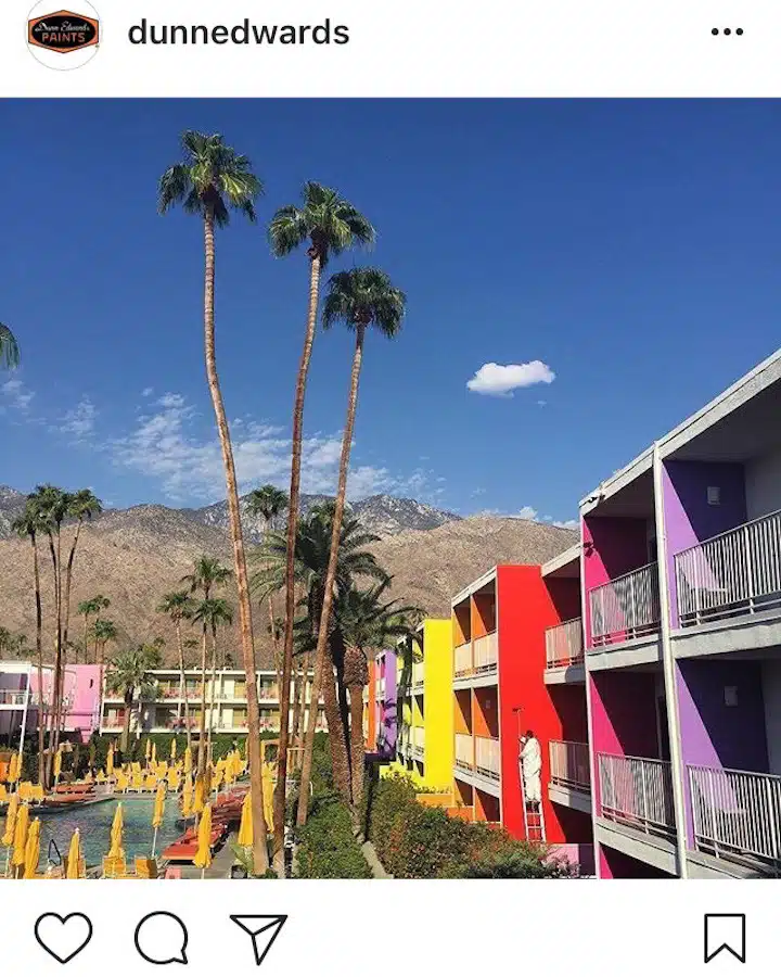 Saguaro Un cartel delante de un edificio