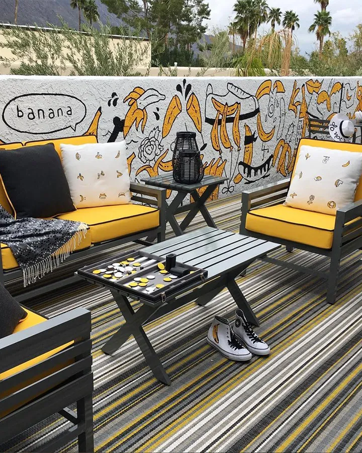 Screen-Shot-2018-06-19-at-10.34.29-PM-720x900 Un tren que está sentado en un banco