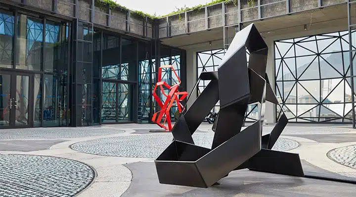 Sculpture-Garden-2-720x400 A statue in front of a building