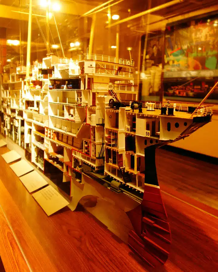 Ship-Model-Cutaway Una tienda de noche