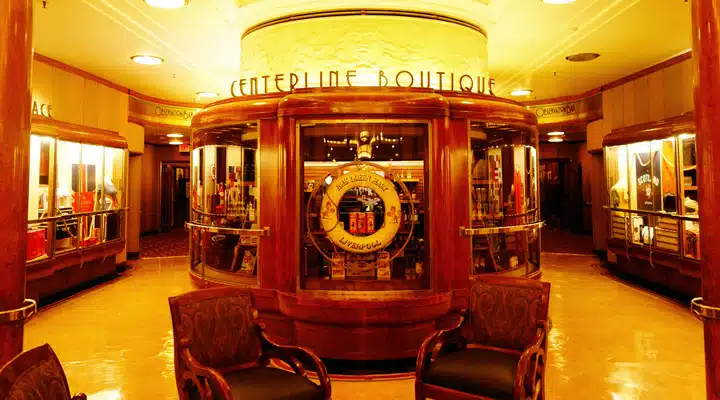 Un tren sobre una mesa de comedor