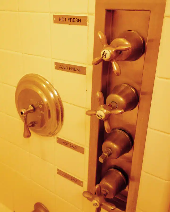 Una persona frente a un espejo posando para la cámara