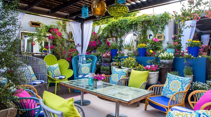A vase of flowers on a table