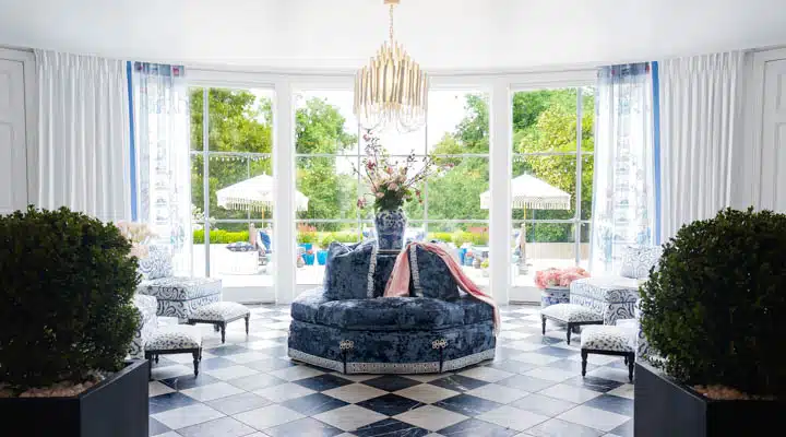 Solarium_-_Tracy_Murdock_Interior_Design_Inc-720x400 A room filled with furniture and vase of flowers on a table