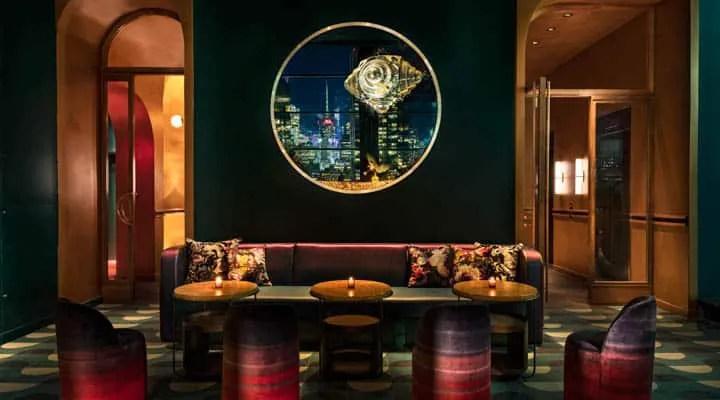 The_Fleur_Room__mirror_north_side_-720x400 Un salón lleno de muebles y un gran ventanal