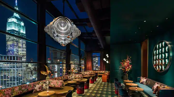 The_Fleur_Room__north_side_-720x400 Un grupo de personas sentadas en una mesa frente a un edificio