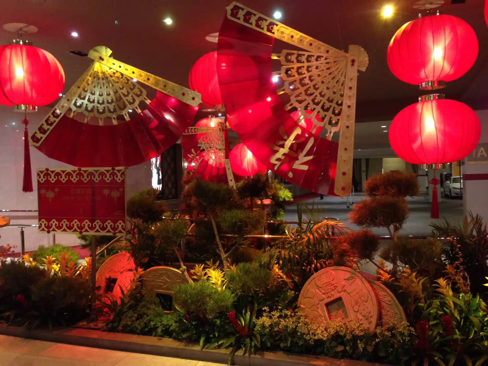 Thegrove1 A stop light in front of a christmas tree