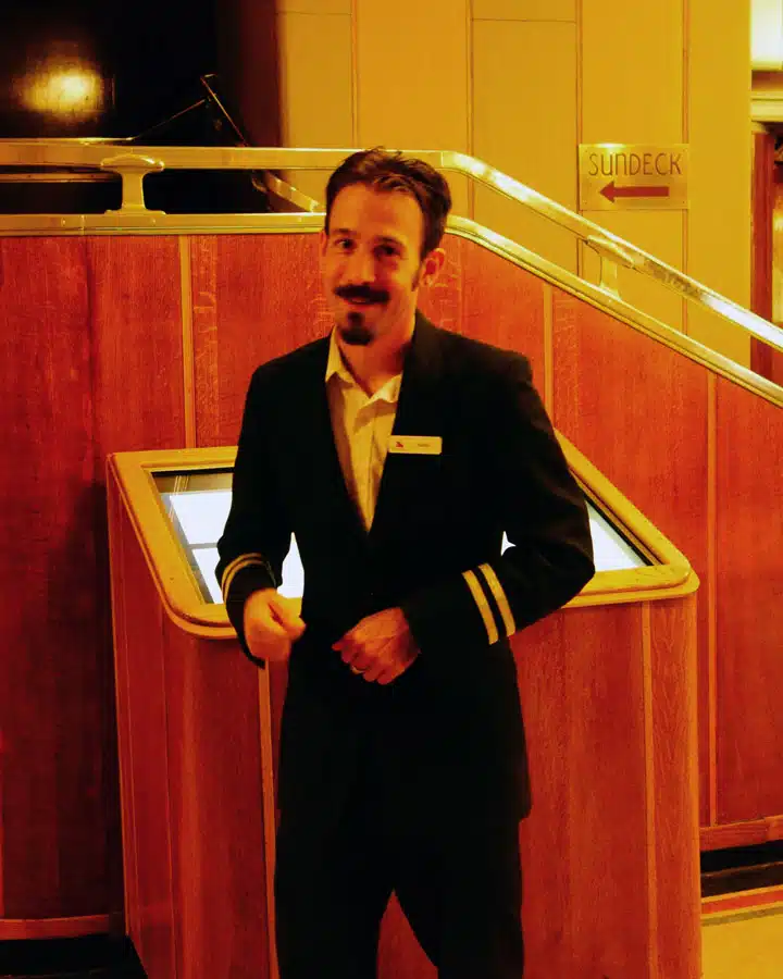 Tour-Guide Un hombre con traje y corbata