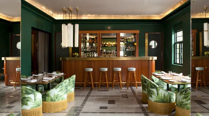 Undine-Prohl14 Una mesa de comedor frente a una ventana