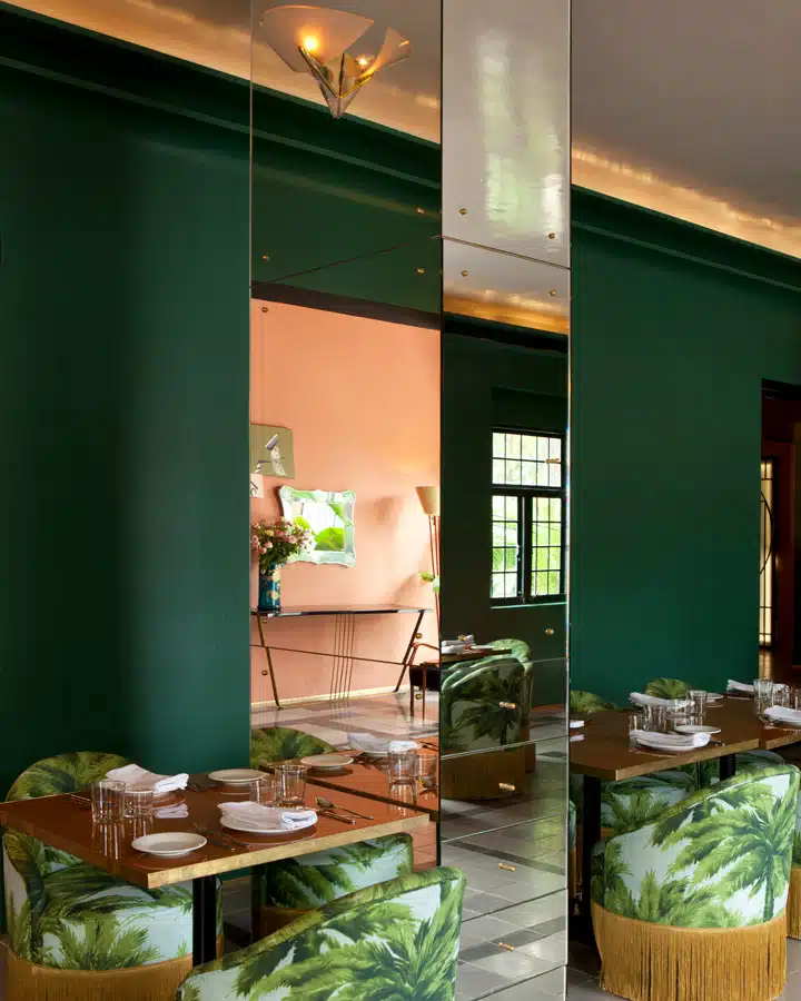 Undine-Prohl17 Un salón lleno de muebles y un gran ventanal