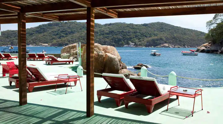 __Undine_Pr_hl_Boca_Chica_2-720x400 Una silla frente a una masa de agua