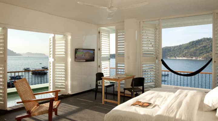 Una habitación de hotel con una cama y una gran ventana