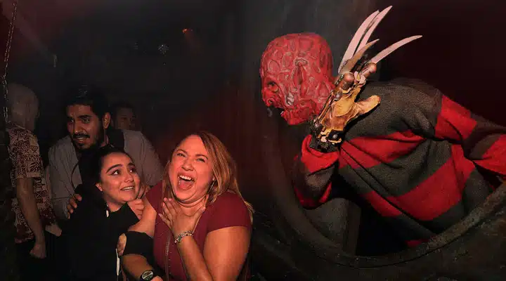 Universal-Studios-Hollywood-Halloween-Horror-Nights_FVJ-1 Gina Alajar y otros posando para la cámara