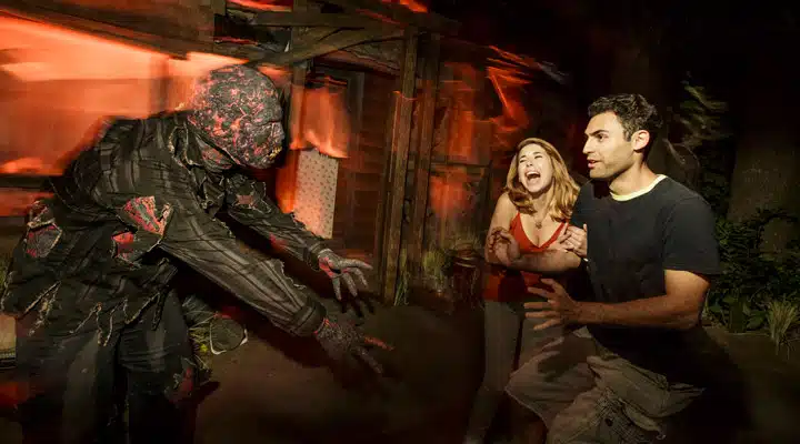 Universal-Studios-Hollywood-Halloween-Horror-Nights_The-Walking-Dead-1 Un grupo de personas en una habitación oscura