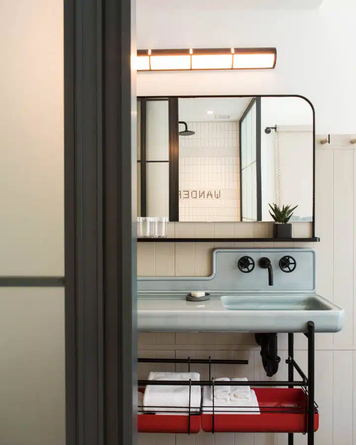 Vanity_detail-720x900__1_ Una habitación con un lavabo y un espejo