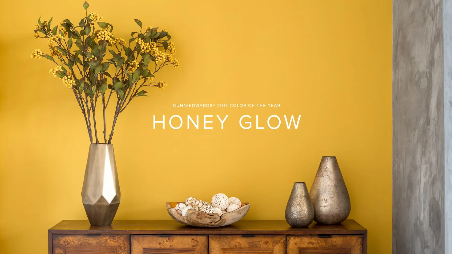 Video_HoneyGlow_1920x1080_01 A vase of flowers on a table