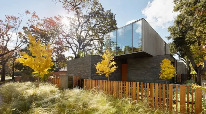 HyperFocal: 0 A tree in front of a house