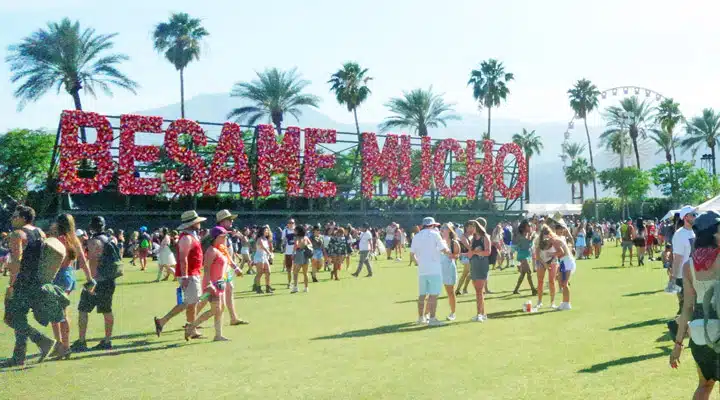 besame-mucho Un grupo de personas en un campo