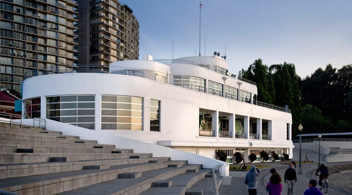 Un grupo de personas delante de un edificio