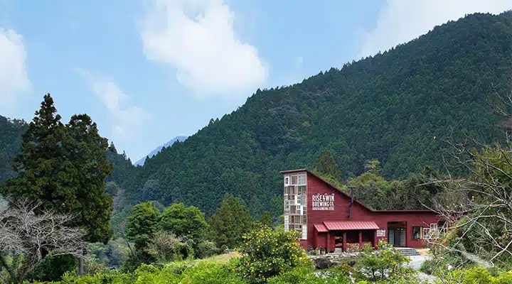 hiroshi-nakamura-NAP-architects-kamikatz-public-house-micro-brewery-japan-designboom-02-720x400 A house with a mountain in the background