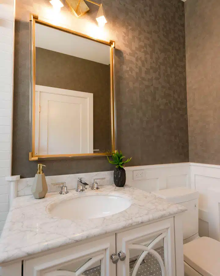 honeycomb-interior-design-19-720x900 Un lavabo doble y un gran espejo