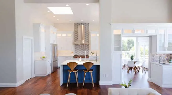 honeycomb-interior-design-99-720x400 Un salón lleno de muebles y un gran ventanal