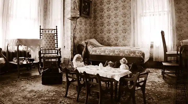 iStock-471252283-720x400 A living room filled with furniture and a large window