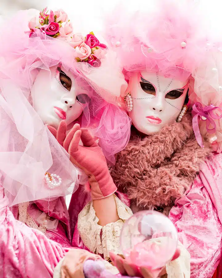 iStock-521992728 Una muñeca sentada sobre una pila de peluches