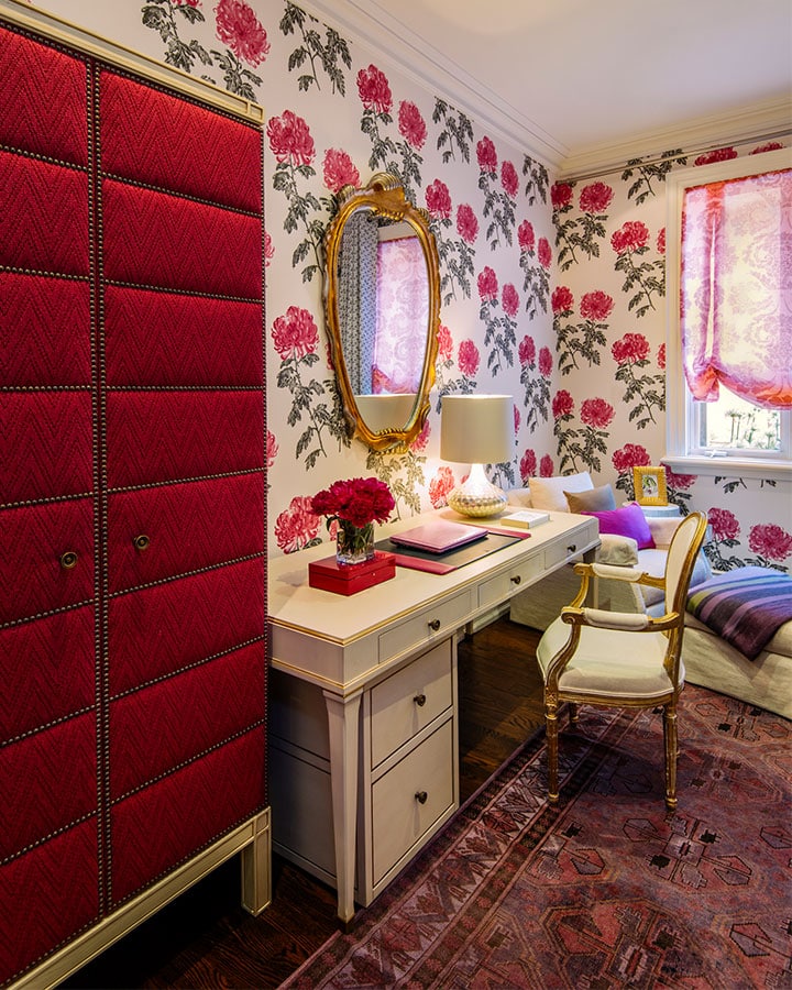 iStock-586700900_720x900 Un dormitorio con una cama en una habitación