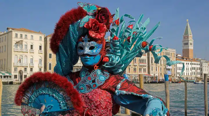 iStock-92168915 Una persona delante de un edificio