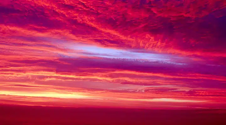 iStock_000001960196_Large Una puesta de sol sobre una masa de agua