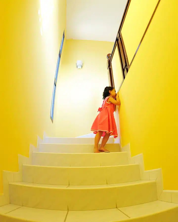 iStock_000010487033_Large Un hombre junto a una lámpara