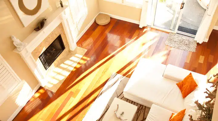 iStock_000014026294_Large Una cocina con armarios de madera y chimenea