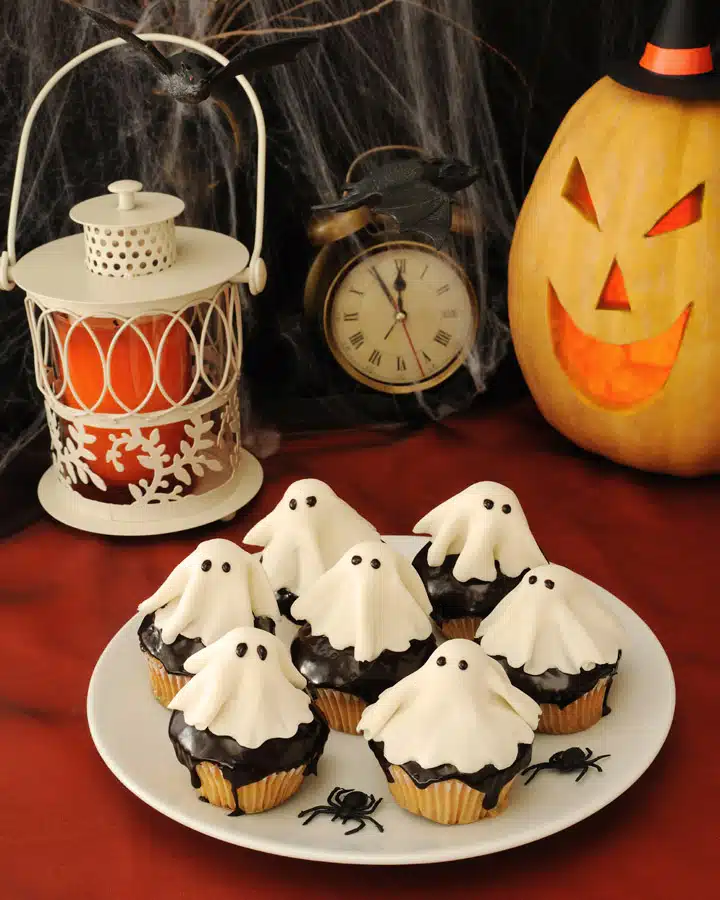 iStock_000024959790_Large Un plato con un reloj sobre una mesa