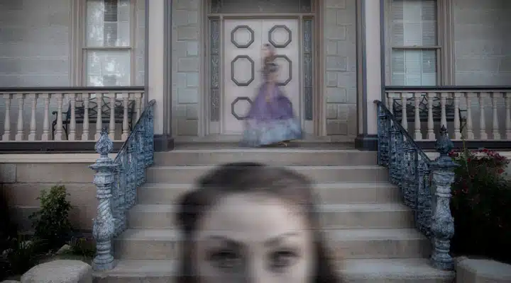 iStock_000026596394_Large Una persona delante de un edificio