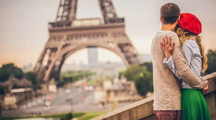 iStock_000066488961_Large Un hombre y una mujer delante de un edificio