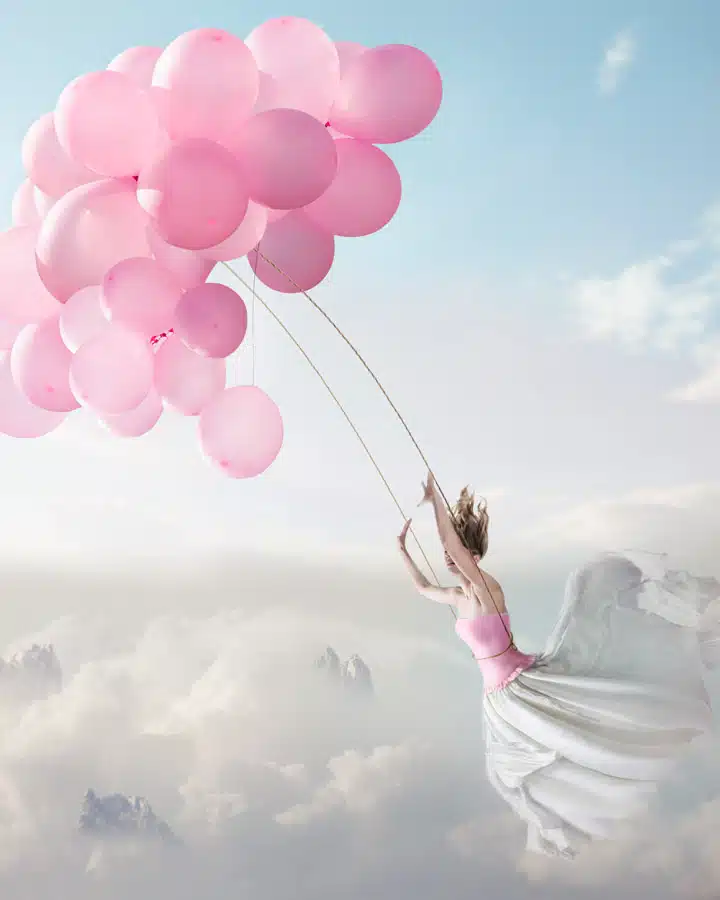 iStock_000071863357_Large Un grupo de personas volando cometas en el cielo