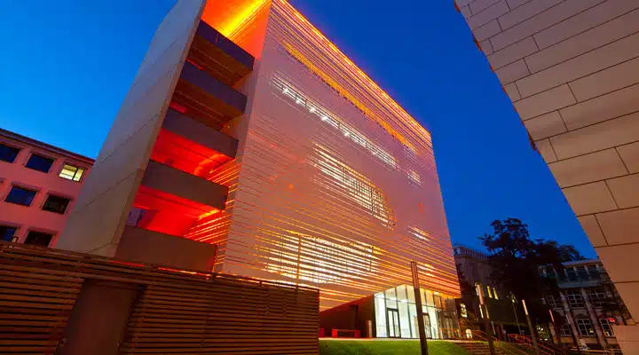 iStock_20624006_LARGE A large building in the background