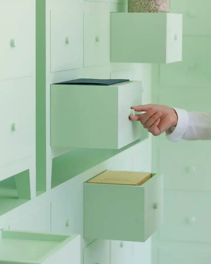 id_sumi_for_web_07-720x900 A person in a green shirt