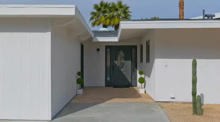 image5-720x400 A living area with a building in the background