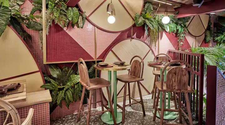 Una cesta llena de muebles y un jarrón de flores sobre una mesa