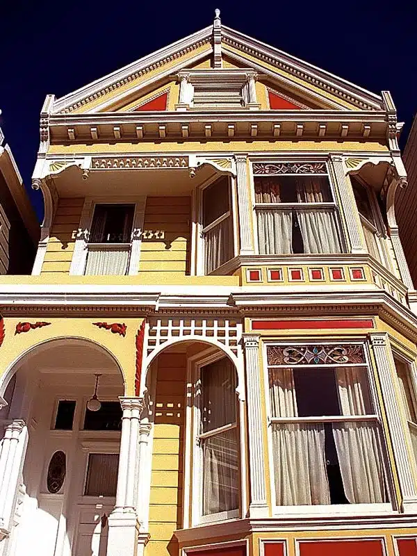 painted-ladies-san-francisco-colors-paint A large building