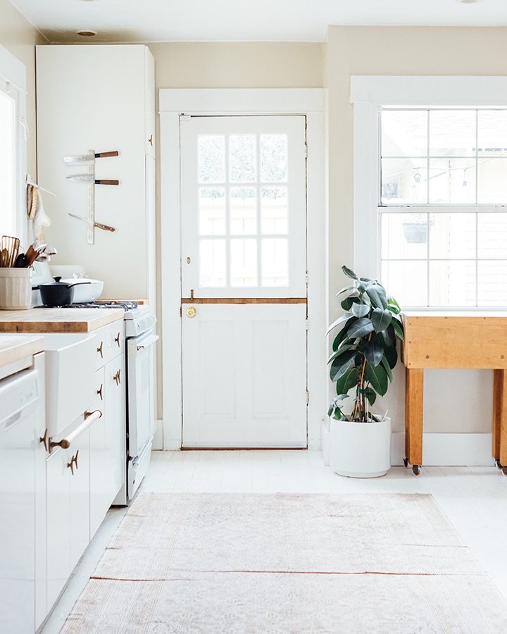 paul-hanaoka-Dl6H4_nzBpE-unsplash_720x900 A kitchen with a sink and a window