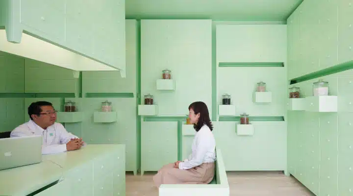 portada_id_sumi_for_web_05-720x400 A group of people in a room